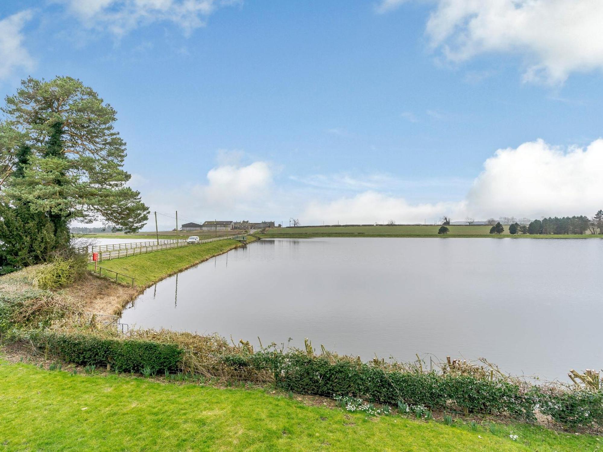 Whittle Dene Reservoir House Villa Wall Houses Bagian luar foto